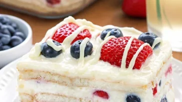 No-Bake Sommerbeeren-Eiskuchen mit frischen Beeren und Sahne