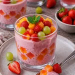 Hausgemachtes Obst-Gelee aus verschiedenen Früchten in einem Glas