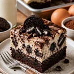 Oreo Käsekuchen Brownies auf einem Teller mit Oreo-Keksen dekoriert.