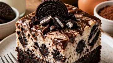 Oreo Käsekuchen Brownies auf einem Teller mit Oreo-Keksen dekoriert.