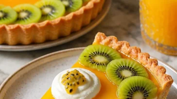 Leckere Passionsfrucht-Tarte mit frischen Früchten und knusprigem Boden