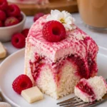 Perfekter weißer Schokoladen-Himbeer-Kuchen mit Himbeeren und Schokoladenglasur.