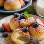 Leckere Pfannkuchen Popper mit verschiedenen Füllungen serviert
