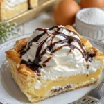 Profiteroles mit Vanillepudding und Schokoladensauce auf einem Teller