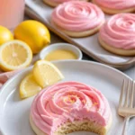 Leckere Pink Lemonade Keks auf einem bunten Teller
