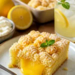 Säuerlicher Zitronen-Frischkäse-Dumpkuchen auf einem Teller