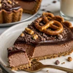 Schokoladen-Malz-Tarte mit Brezelkruste auf einem Teller serviert