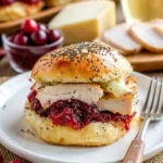Truthahn Slider mit Preiselbeer-Soße auf einem Teller serviert