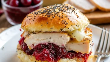 Truthahn Slider mit Preiselbeer-Soße auf einem Teller serviert