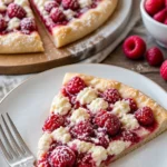Himbeer-Cheesecake-Dessertpizza mit frischen Himbeeren und cremigem Käsebelag