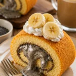 Weiche Rollenkuchen gefüllt mit schwarzer Sesamcreme auf einem Teller