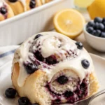 Zitronen-Blaubeer-Süßbrötchen frisch gebacken auf einem Teller