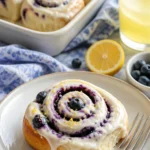 Leckere Zitronen-Blaubeer-Süßbrötchen frisch gebacken