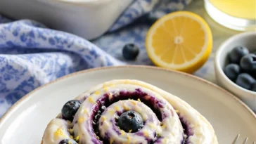Leckere Zitronen-Blaubeer-Süßbrötchen frisch gebacken