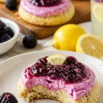 Zitronen-Brombeer-Kekse auf einem Teller, frisch gebacken und köstlich.