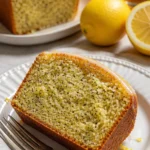 Saftiger Zitronen-Mohn-Kuchen auf einem Tisch, bereit zum Servieren