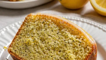 Saftiger Zitronen-Mohn-Kuchen auf einem Tisch, bereit zum Servieren