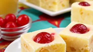 Ananas-Unten-Fudge Dessert mit fruchtiger Ananas und reichhaltiger Schokolade