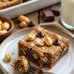 Aromatische Chocolate Chip Blondies mit Cashew-Kernen auf einem Teller