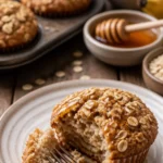 Frische Bananen-Hafer-Muffins auf einem weißen Teller