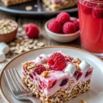 Beeren und Sahne Müsli-Riegel in einer Schale mit frischen Beeren