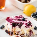 Blaubeer-Engelsfoodkuchen auf einem Teller dekoriert mit frischen Blaubeeren