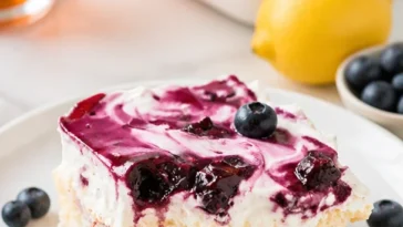 Blaubeer-Engelsfoodkuchen auf einem Teller dekoriert mit frischen Blaubeeren