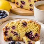 Leckeres Blaubeer-Zucchini-Brot auf einem Holzbrett serviert