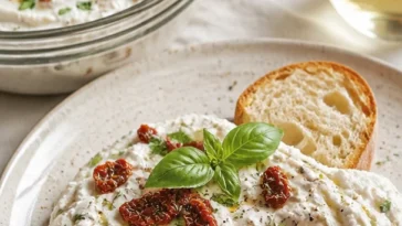 Cremiger Burrata Dip serviert mit frischen Gemüsesticks