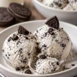 Hausgemachte Cookies und Cream Nice Cream in einer Schüssel serviert.