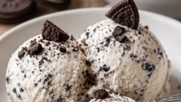 Hausgemachte Cookies und Cream Nice Cream in einer Schüssel serviert.