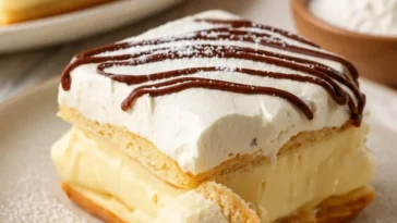 Creme Puff Kuchen: Ein köstliches Dessert-Rezept mit zarter Cremefüllung.
