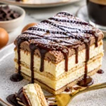 Cremiger Schokoladen-Eclair-Kuchen auf einem Teller mit Dekoration
