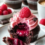 Dekadente Himbeer-Schokoladen-Lava-Cupcakes auf einem Teller