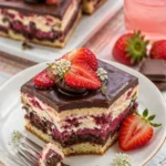 Donauwelle mit frischen Erdbeeren auf einem Teller