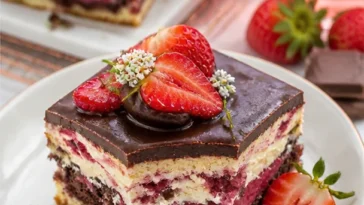 Donauwelle mit frischen Erdbeeren auf einem Teller