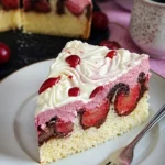 Donauwelle mit Rhabarber und Erdbeerbuttercreme, ein köstlicher Kuchen für Naschkatzen