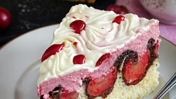 Donauwelle mit Rhabarber und Erdbeerbuttercreme, ein köstlicher Kuchen für Naschkatzen