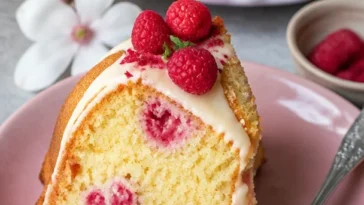 Eierlikörkuchen mit Himbeeren im Gugelhupf-Design für Ostern