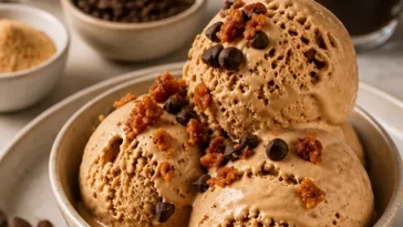 Einfache Kaffee-Crunch-Eiscreme mit Kaffeebohnen und knusprigen Stücken
