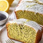 Zucchini-Brot mit Zitronen-Mohn-Samen auf einem Holzbrett