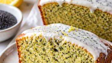 Zucchini-Brot mit Zitronen-Mohn-Samen auf einem Holzbrett
