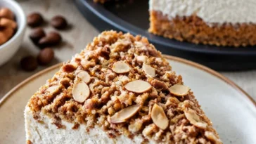 Eiskaffee Sahne Torte mit Schlagsahne und Kaffeegeschmack