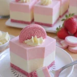 Erdbeer-Oreo-Kuchen mit frischen Erdbeeren und Oreo-Keksen