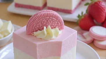 Erdbeer-Oreo-Kuchen mit frischen Erdbeeren und Oreo-Keksen