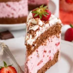 Erdbeertorte mit Yogurette auf einem Tisch serviert