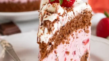 Erdbeertorte mit Yogurette auf einem Tisch serviert