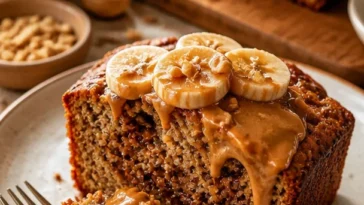 Erdnussbutter-Bananenbrot auf einem Teller mit Bananenscheiben