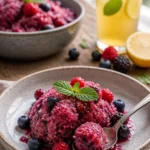 Erfrischendes Gemischtes Beerensorbet in einer modernen Schale serviert