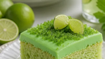 Erfrischender Grüner Limenkuchen mit limettenfarbener Glasur